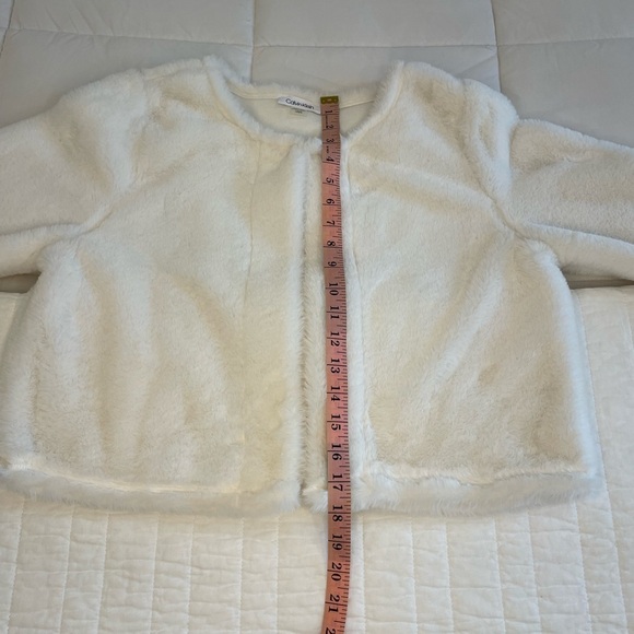 Elegant White Crop Faux Fur Calvin Klein Size Large - Picture 10 of 14